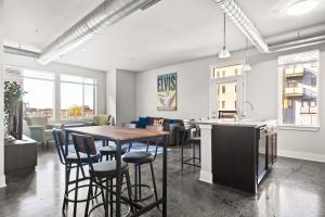 2 Downtown corner units with free parking