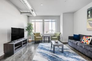 2 Downtown corner units with free parking