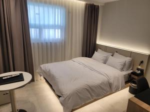 Deluxe B - Check In-Out Mon-Fri: 5PM -- 1PM, Sat: 8PM-12PM, Sun: 8PM-1PM