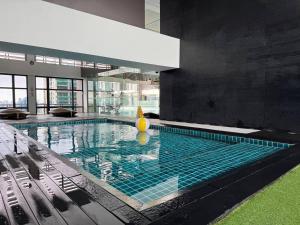 Studio in Makati - Fast WiFi, Big Balcony, Pool and Gym Access