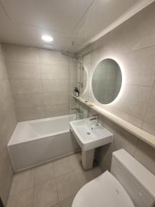 Deluxe A - Check In-Out Mon-Fri: 5PM -- 1PM, Sat: 8PM-12PM, Sun: 8PM-1PM