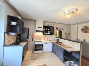 Maisons de vacances Maison en pierre avec piscine privee, ideal familles, proche Bastides du Perigord - FR-1-616-81 : photos des chambres