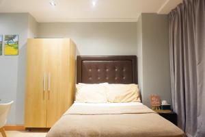 Quiet Condo with Fast WiFi, Own Balcony, Pool and Gym