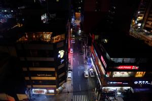 Quiet Condo with Fast WiFi, Own Balcony, Pool and Gym