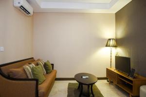 Luxurious 1BR at LAvenue Apartment near Sampoerna Universitas By Travelio