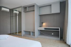 Luxurious 1BR at LAvenue Apartment near Sampoerna Universitas By Travelio