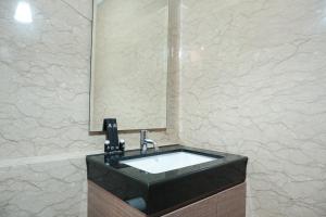 Luxurious 1BR at LAvenue Apartment near Sampoerna Universitas By Travelio