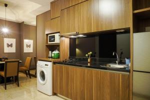 Luxurious 1BR at LAvenue Apartment near Sampoerna Universitas By Travelio
