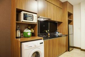 Luxurious 1BR at LAvenue Apartment near Sampoerna Universitas By Travelio