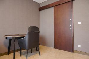 Luxurious 1BR at LAvenue Apartment near Sampoerna Universitas By Travelio