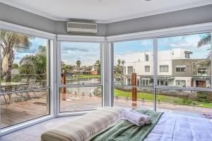 Jaw Dropping Waterside Getaway Patterson Lakes