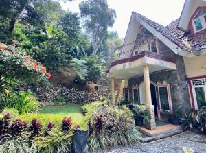 Villa Sevilla 3 Bedrooms BPPK Ciloto Puncak by Damaresa