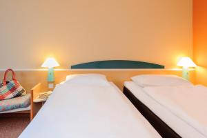 Hotels ibis Lourdes Centre Gare : Chambre Standard avec 3 Lits Simples