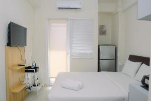 Comfort Studio at Green Pramuka City Apartment near Shopping Center By Travelio