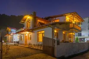 Alaya Stays Rose 3BHK Cottage Fenced by Hills with Fireplace - Bhowāli
