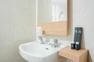 Modern Studio with City View Amethyst Apartment By Travelio