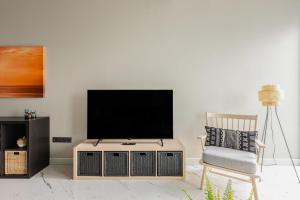 Beautiful Deluxe 1BD Condo PoolGymParking! #373