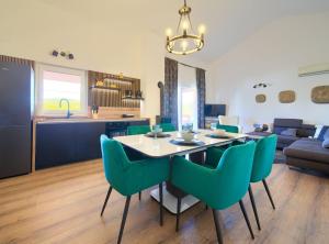 Elegant and Vibrant Apartment with Terrace and Sea View