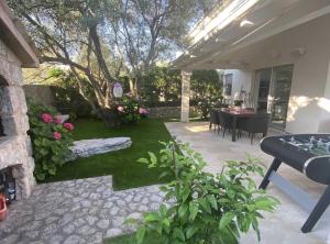Sophisticated and Chic Villa with Pool 