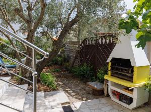 Classic and Trendy Apartment with Terrace