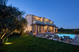 Rustic Villa Rubus & Sylbum with a pool