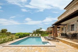 Rustic Villa Rubus & Sylbum with a pool 