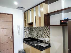Luxurious 1BR at Vida View Makassar Apartment By Travelio