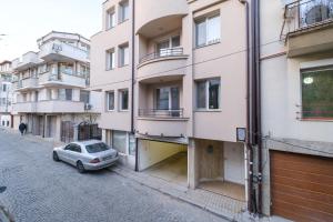 The Hill House Free Parking