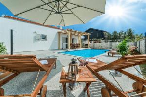 Villa with pool near beautiful sandy beach - by TRAVELER tourist agency Krk - ID 2506 - 4hvězdičkové hotely ve městě Privlaka