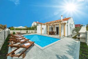 Villa with pool near beautiful sandy beach - by TRAVELER tourist agency Krk - ID 2506