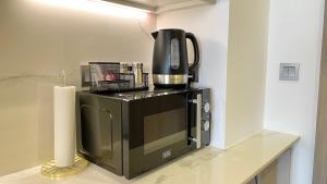 Luxury Interior Studio with Direct Burj Khalifa Views in the Heart of Dubai