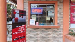 RedDoorz @ Goldland Spring Resort Urdaneta City