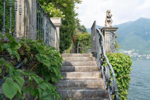 Lakefront 1800s Villa Private Dock, Art Luxury