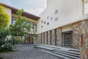 SaffronStays Camelot by the Lake - 3BR villa with glass walls, TT, projector, and gardens, Udaipur