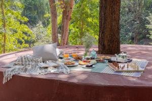 SaffronStays Camelot by the Lake - 3BR villa with glass walls, TT, projector, and gardens, Udaipur