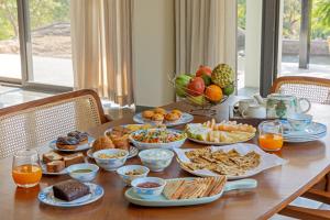 SaffronStays Camelot by the Lake - 3BR villa with glass walls, TT, projector, and gardens, Udaipur