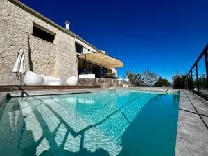 Villa d'Exception avec Vue Panoramique et Piscine - Sampzon