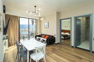 Luxurious 3BR Apartment W Stunning views