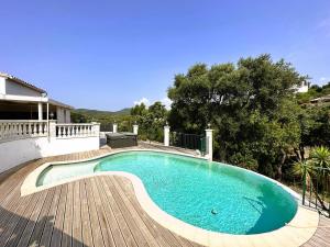 Villa Cigalou pour 8 personnes avec piscine chauffée et petite vue mer au domaine de Valcros à La Londe les Maures