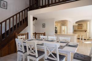 Villa Cigalou pour 8 personnes avec piscine chauffée et petite vue mer au domaine de Valcros à La Londe les Maures