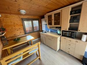 Na hrote ostrova Dobrodružné bývanie na hausbóte