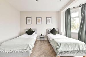 On Site Stays - 4 bed, 2 bath, Parking, Wifi and garden