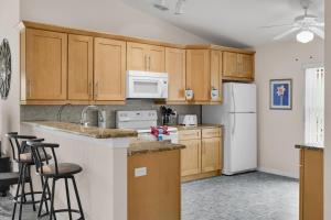 Serene 4 Bed Home With Lake And Conservation Views