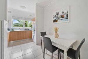 Coastal Bliss 2BR Apt in Bondi with Parking