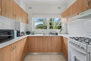 Coastal Bliss 2BR Apt in Bondi with Parking