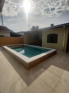 Casa piscina com ozônio churrasqueira perto da praia