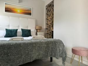 Casa Naranja, Cabopino 2 pools & heated indoor pool