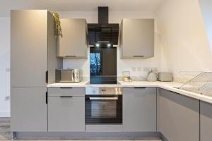 Stylish Two Bedroom Apartment - Secure Parking & Balcony 9MC