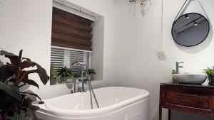 Nih Homestay Classic Room 2Bed with balcony Near Hoan Kiem Lake