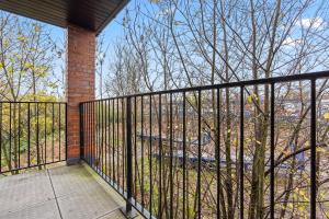 Stylish Two Bedroom Apartment - Secure Parking & Balcony 9MC